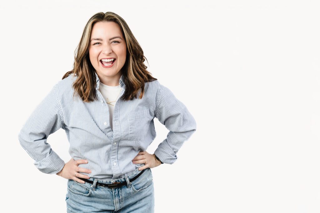 brand headshot of a marketing strategist, posing with both hands in the waist
