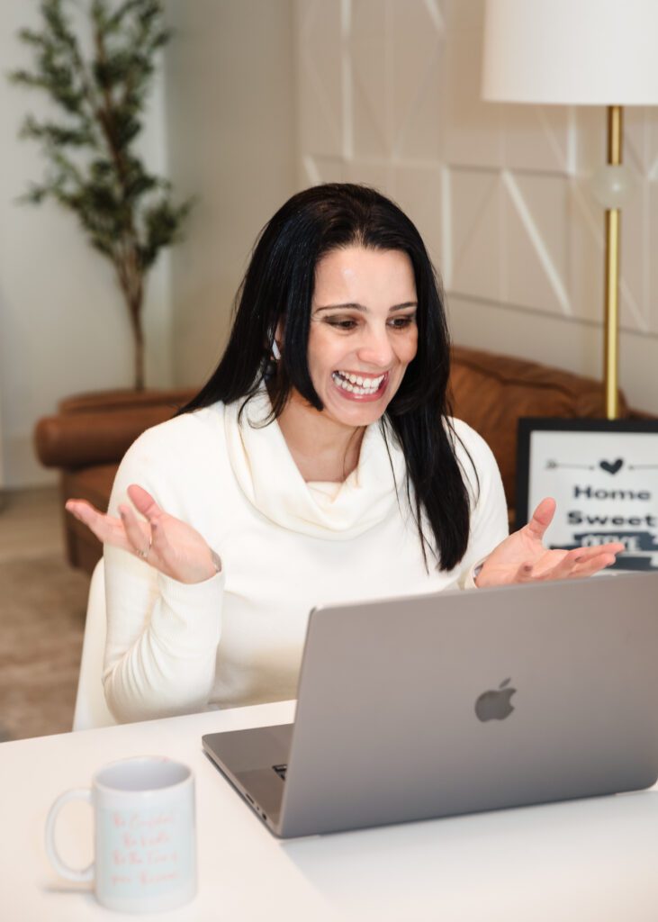 photo of brand photographer Geise Pinto, talking to a client in a video call
