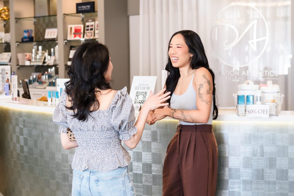 Women exchanging ideas and laughter at Destination Aesthetic’s wellness networking mixer, photographed by Sacramento brand photographer Geise Pinto.